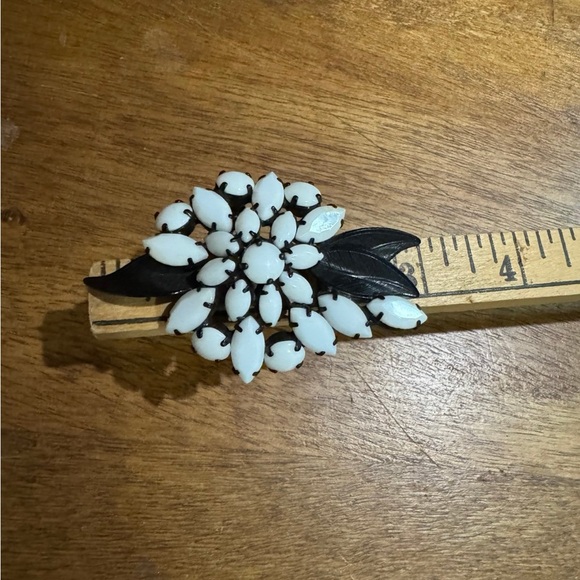 Vintage Albert Weiss Milk Glass Floral Brooch - Picture 5 of 5
